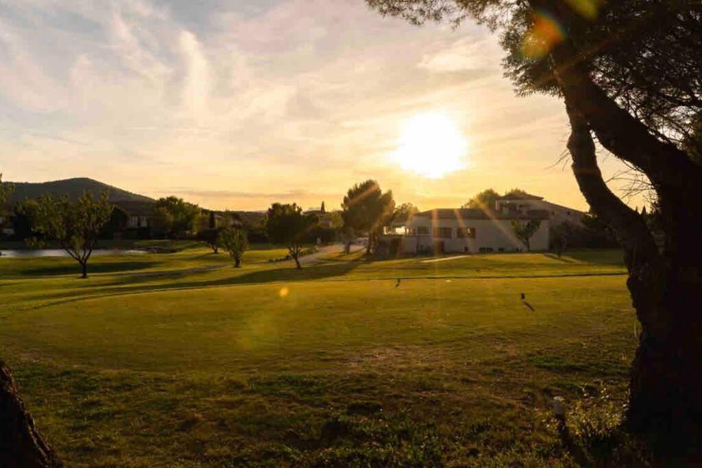 Moment De Detente Sur Le Golf De Pont-Royal Mallemort Exterior photo