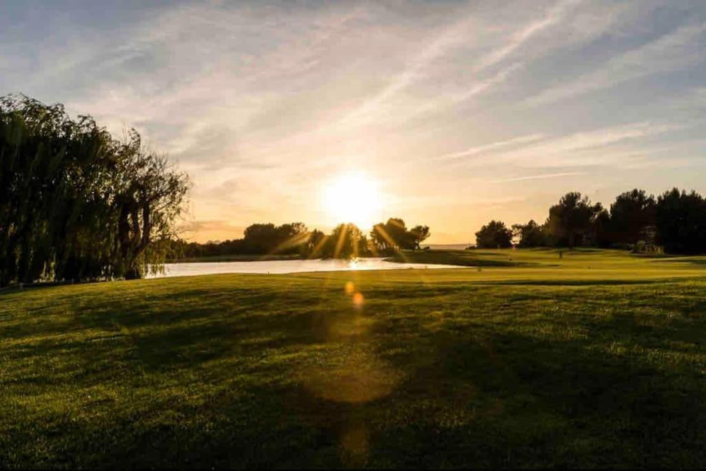 Moment De Detente Sur Le Golf De Pont-Royal Mallemort Exterior photo