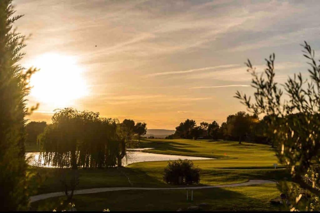 Moment De Detente Sur Le Golf De Pont-Royal Mallemort Exterior photo