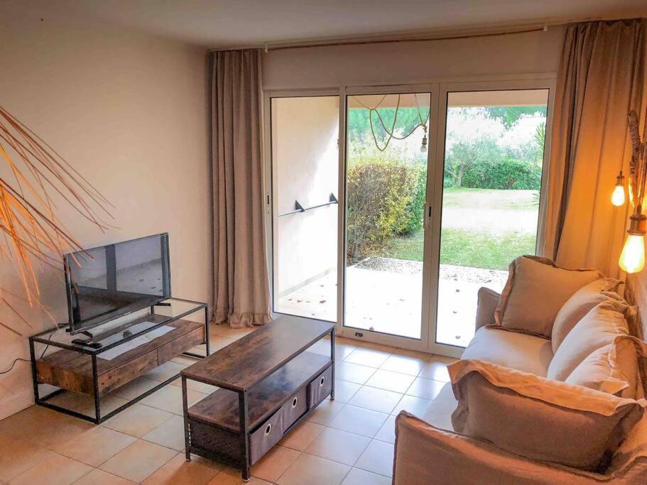 Moment De Detente Sur Le Golf De Pont-Royal Mallemort Exterior photo