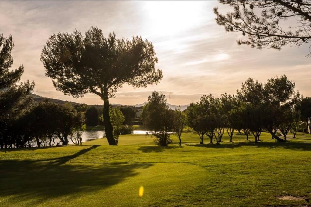 Moment De Detente Sur Le Golf De Pont-Royal Mallemort Exterior photo