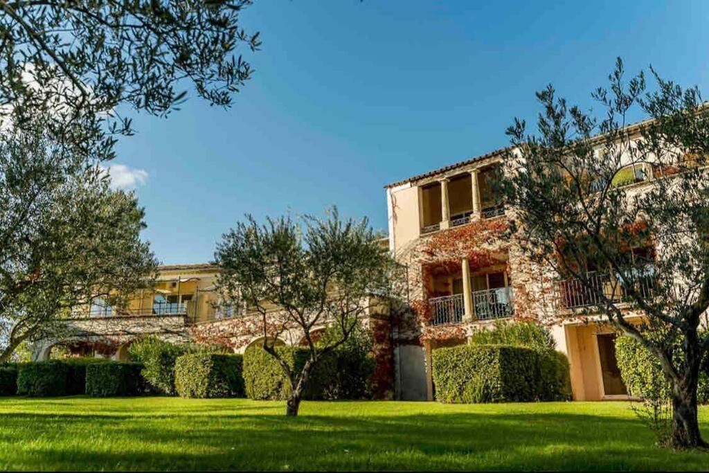Moment De Detente Sur Le Golf De Pont-Royal Mallemort Exterior photo